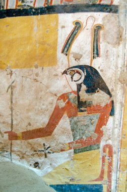 Antik Mısır duvarında doğan resmi Tanrı Horus 'un başındaydı. Amenemonet Mezarı 'nın iç duvarı, Ramesside Dönemi' nden Ptah-Sokar 'ın rahibi, Teb, Luxor, Mısır. Binlerce yıl önce..