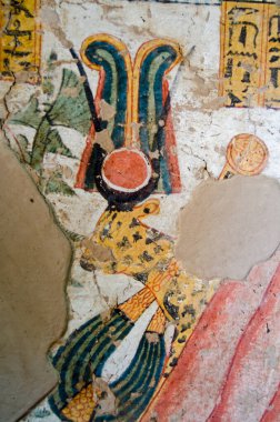 Mısır 'ın Luxor kentindeki Nil' in Batı Şeria 'sındaki Antik Mısır mezarının duvarına Tanrıça Hathor' un tacını takan bir çita resmi. Binlerce yıllık bir resim..