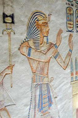 Antik Mısır mezarının duvarında Firavun Ramses III 'ün tanrılara övgüler yağdırdığını gösteren bir resim. Binlerce yıllık, Queens Vadisi 'ndeki Amunthe Hopshef' in mezarı..