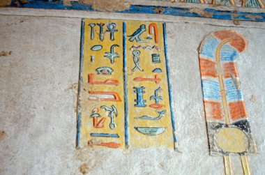 Mısır 'ın Luxor kentindeki Nil' in Batı Şeria 'sındaki Queens Vadisi' nde gömülü Eski Mısır Prensi Khaemwaset 'in mezarının duvarına renkli hiyeroglif oymalar yapıldı..