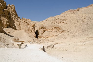 Bir hademe, Mısır 'ın Luxor kentindeki tarihi Queens Vadisi' nde halka açık mezarlardan birine doğru yürüyor. Eski Mısırlı kraliyet ailesi bu vadide gömülüydü. Thebes şehrinde..
