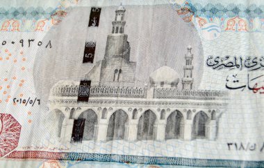 Kahire 'deki İbn Tulun camii Mısır' dan gelen beş sterlinlik banknotun tersten resmedilmiş hali. Kullanılmış banknot, belli bir açıyla çekilmiş..