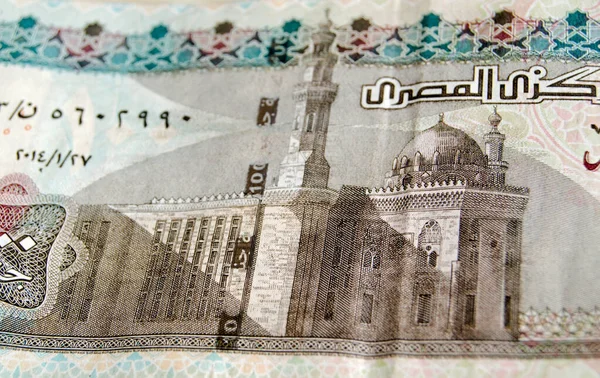이집트 파운드 100 것처럼 카이로의 사원의 잔해이다 지폐를 사용하여 각도로 — 스톡 사진