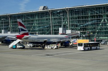 LONDON, İngiltere - 3 Haziran 2017: Güneşli bir yaz sabahı Heathrow Havaalanı 'nın 5 numaralı terminalinde bir British Airways Airbus A320 durağı.  