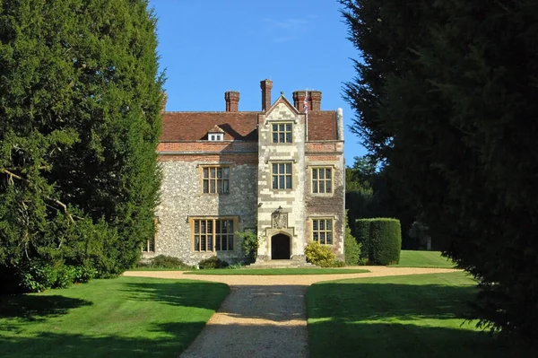 Hampshire, Chawton köyündeki büyük Chawton Evi 'nin manzarası. Görkemli ev şimdi bir kadın edebiyatı merkezi, büyük bir ilk basım kütüphanesi barındırıyor ve Jane Austen 'ın girdiği eve kolay yürüme mesafesinde.