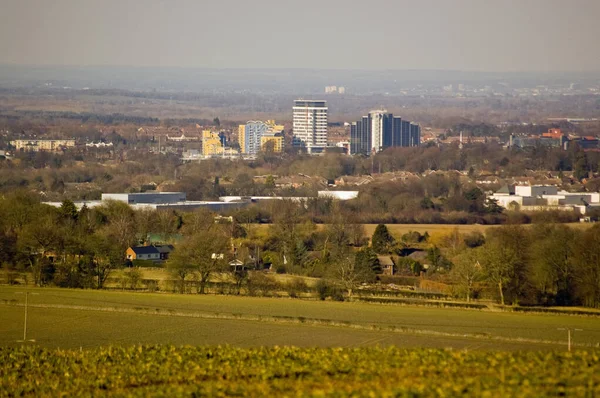 Hampshire kasabası Basingstoke 'un kuzeyinden Farleigh Wallop' un çiftliğinden kuzeye bakan bir manzara..