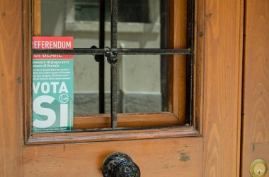 Venedik, İtalya - 13 Haziran 2017 Venedik Gölüne yanaşan daha fazla yolcu gemisine karşı oylama yapan bir bildiri. 18 Haziran 'da, büyük gemilerin tarihi kente zarar verdiği yönündeki şikayetler üzerine bir referandum yapılacak..