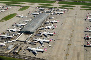 LONDON, İngiltere - 3 Haziran 2017: Güneşli bir yaz sabahı, Londra 'nın Heathrow Havaalanı' nın 5 numaralı terminaline parketmiş İngiliz Hava Yolları uçaklarının hava görüntüsü.  