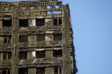 LONDON, İngiltere - 5 Temmuz 2017: Batı Londra Kensington 'da çıkan yangında en az 80 kişinin öldüğü düşünülen Grenfell Tower konsey binasının en üst katlarından biri.