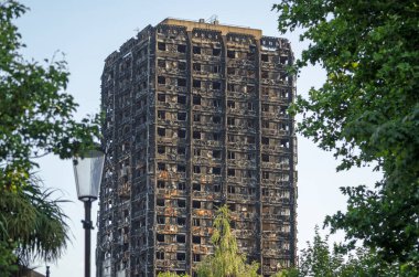 Batı Londra Kensington 'da çıkan yangında en az 80 kişinin öldüğünden korkulduğu Grenfell Tower apartmanının yanmış kalıntıları.. 
