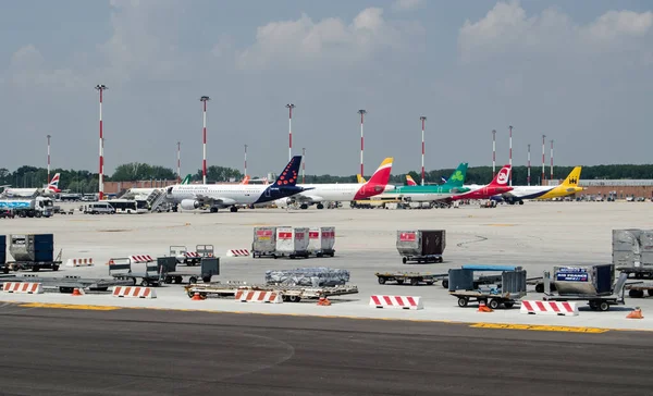 Venedik, İtalya - 3 Haziran 2017: güneşli bir yaz öğleden sonrasında Marco Polo Havaalanı, Venedik 'te bir dizi uçak park etti. = = = Havayolları = = = Aer Lingus, Aer Lingus, Air Berlin, Monarch, British Airways ve Easyjet havayollarıdır..