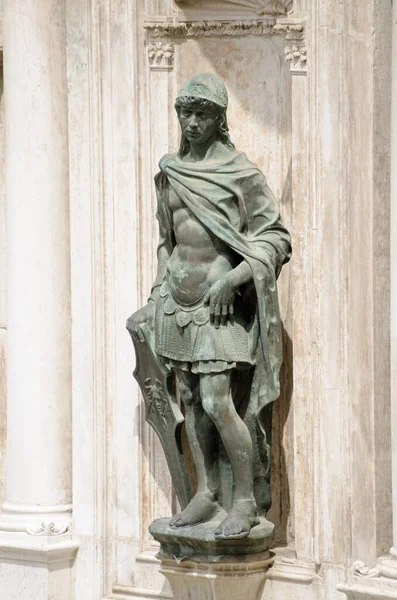 ルネサンス期の芸術家アントニオ リッツォによって彫刻され ドージェ宮殿 ヴェネツィアの外壁に展示された戦争のローマの神 火星の像 — ストック写真