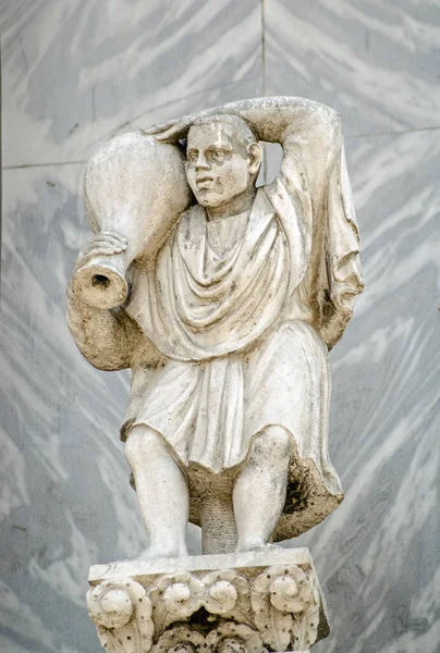 Malá Socha Středověkého Muže Nesoucího Džbán Vodou Venkovní Fasáda Baziliky — Stock fotografie