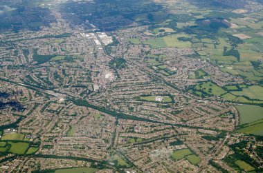 Bromley 'in Londra ilçesindeki Orpington banliyösünün havadan görünüşü. Güneşli bir yaz öğleden sonrasında bir uçaktan izlenmiş..  