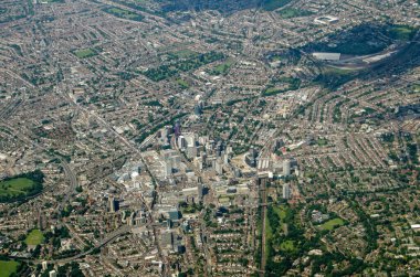 Güney Londra 'da Croydon' un kuzeyine bakan havadan bir görüntü. Kristal Saray futbol takımının ev sahibi Selhurst Park sağ üstte ve merkezde Doğu Croydon tren istasyonu bulunuyor. Güneşli, yaz günü.