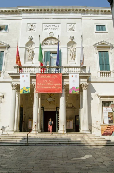 Venecia Italia Junio 2017 Una Mujer Entrando Histórico Teatro Ópera — Foto de Stock