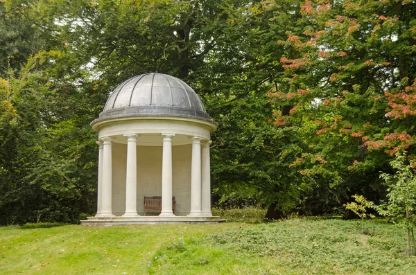 歴史的なRotundaは ロンドンのTedddingtonのBushy Parkにあるグルジア時代に建てられました ウィリアム4世とアデレード女王が住んでいたブッシーハウスの一部 — ストック写真