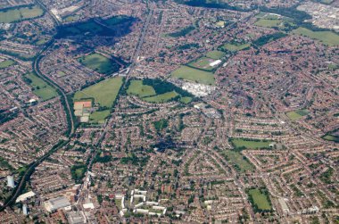 Londra Sutton İlçesi 'nin havadan görünüşü St Helier Hastanesi ve David Weir Dinlenme Merkezi ve Londra metro ağındaki Kuzey Hattı' nın Morden deposu da dahil olmak üzere.. 