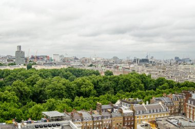 Westminster, Londra 'nın ortasındaki St. James' Park 'ın yüksek binasının manzarası. Sağda Hazine, Dışişleri ve Savunma Bakanlığı da dahil olmak üzere Hükümet bakanlıkları bulunuyor. Parkın ötesinde uzun bir kova var.