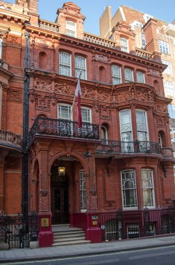 LONDON, İngiltere - 25 Temmuz 2017: Londra 'nın merkezindeki Mayfair' in zengin semtindeki Katar Büyükelçiliği 'nin dışı.