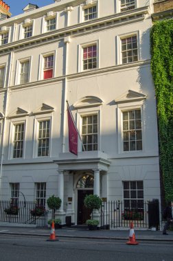 LONDON, İngiltere - 25 Temmuz 2017: Londra 'nın başkenti Mayfair' in zengin bölgesinde yer alan ünlü ve tarihi Crockfords Kumarhanesi. Curzon Caddesi 'ndeki kulüp 1828 yılında kuruldu..