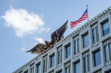 Kartal ve bayrak Grosvenor Meydanı, Mayfair, Londra 'daki eski ABD Büyükelçiliği binasının tepesinde. Bina Amerikalı mimar Eero Saarinen tarafından tasarlandı ve 1960 yılında tamamlandı..