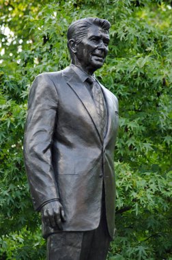 LONDON, UK - 25 Temmuz 2017: Grosvenor Square, Mayfair, Londra 'da Başkan Ronald Reagan' ın anısına dikilen heykel. Amerikalı heykeltıraş Chas Fagan tarafından yaratıldı. 2011 yılından beri halka açık..  