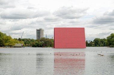 Londra - 14 Eylül 2018 - Londra Mastaba Çağdaş Heykeli Christo ve Jeanne-Claude Hyde Park 'taki Yılan Gölü' nde yüzüyorlar. Geçici eser yaz boyunca üç ay boyunca sergilendi..