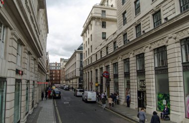 LONDON, UK - 14 Eylül 2018: Mayfair, Londra 'daki Stratton Caddesi' ni kullanan yayalar ve arabalar. Sokak ünlü Ritz Hotel 'in karşısında ve Green Park metro istasyonu ile Langan restoranının girişi var.