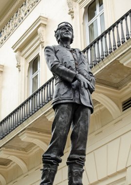İkinci Dünya Savaşı 'nda Britanya Muharebesi sırasında Kraliyet Hava Kuvvetleri Komutanlığı' na komuta eden merhum Hava Kuvvetleri Komutanı Keith Park 'ın anıtı. Heykel Les Johnson tarafından dikildi. Heykel halka açık sergileniyor. Waterloo Place 'deki Athenaeum Club' un yanında. 