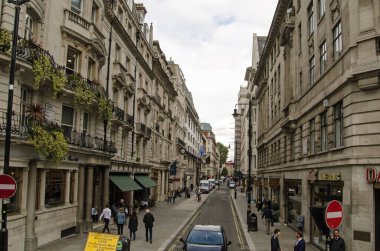 LONDON, İngiltere - 14 Eylül 2018: Westminster, Londra 'daki St. James' s bölgesinde ünlü Jermyn Caddesi boyunca bakın. Birçok terzisi ve diğer beyefendilerin kıyafetleriyle tanınır. Bilim adamı Isaac Newton ve III. Napolyon burada yaşamışlar.. 