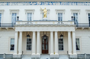 Piccadilly 'den Mayfair, Londra' daki Albermarle Caddesi boyunca görüntü. Sanat ve antika satıcılarıyla ünlü olan cadde, aynı zamanda bilimsel organizasyon olan Kraliyet Kurumu 'na da ev sahipliği yapar. Londra 'nın tek yönlü ilk resmi sokağıydı..