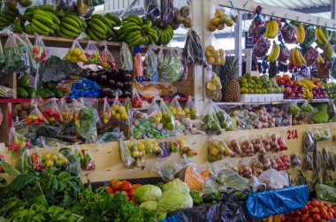Scarborough, Trinidad ve Tobago 'daki kapalı pazarda satılık taze meyve ve sebzeler..