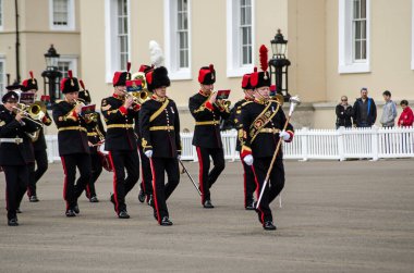 Sandhurst, Berkshire, İngiltere - 16 Haziran 2019: Bir yaz günü Berkshire 'daki ünlü Sandhurst Askeri Akademisi' nde Royal Artillery Band 'i yöneten Davul Major.  
