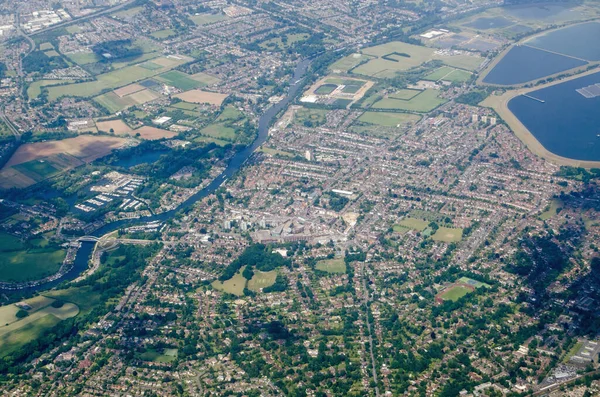Elmbridge 'in Surrey ilçesindeki Walton-on-Thames' in nehir kenarındaki kasabasının havasından bir görüntü. Kraliçe 2. Elizabeth 'in deposu Londra' nın birçok sakinine su sağlanmasına yardımcı olur..