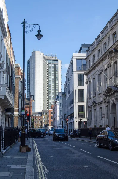 ロンドン イギリス 2017年7月25日 ロンドン中心部のメイフェアの裕福な地区にあるサウスオードリー通りに沿って表示されます パークレーンヒルトンホテルがスカイラインを支配しています — ストック写真