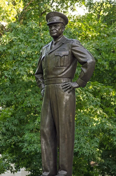 2017年7月25日 总统和德怀特 艾森豪威尔将军雕像 Statue President General Dwight Eisenhower 位于伦敦梅费尔格罗夫纳广场 由1989年起公开展出 — 图库照片