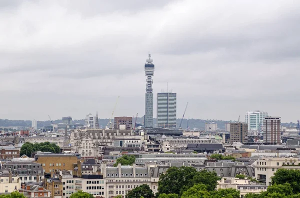 Вид Через Крышу Мэйфэра Знаменитую Почтовую Башню Лондоне — стоковое фото