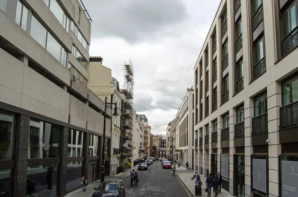 ロンドン 9月14 2018 メイフェアのファッショナブルなクラッジズストリートに沿ってピカデリーからの眺め かつてハミルトン夫人と俳優エドマンド キーンが住んでいた通りは現在ケンネルクラブの本部がある場所です — ストック写真