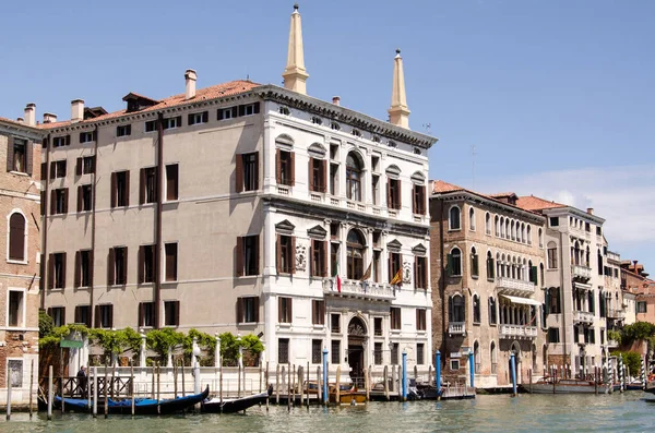 Venedik, İtalya - 16 Mayıs 2019: Venedik, İtalya 'da güneşli bir bahar gününde Büyük Kanal' dan etkileyici Palazzo Cocana Tiepolo Papadopoli 'ye doğru.  