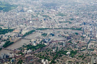 Londra 'daki Thames Nehri, Westminster ve Camden' a doğru Lambeth ve Waterloo İstasyonu boyunca kuzeye bakan hava manzaralı..