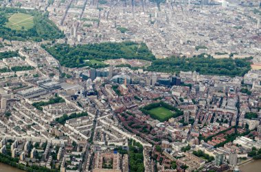 Londra 'nın Pimlico ve Victoria bölgelerinde hava manzarası Buckingham Sarayı, Yeşil Park ve Mayfair' e doğru kuzeye bakıyor..