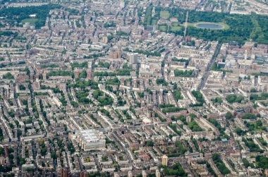 Londra 'da güneşli bir sabahta Hyde Park' la birlikte kuzeydeki Chelsea ve Batı Kensington 'ın zengin bölgelerine bakan hava manzarası..