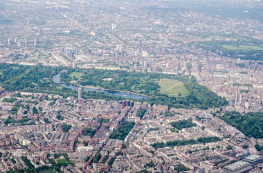 Londra 'daki Hyde Park ve Bayswater' a doğru Belgravia ve Knightsbridge 'in zengin bölgelerinden kuzeye bakan hava manzarası.  