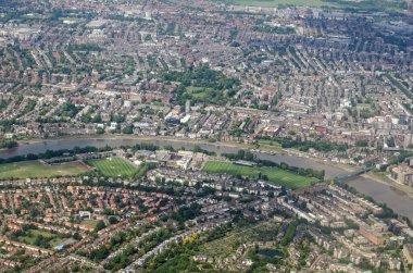 Güneşli bir yaz gününde Barnes ve Hammermith arasında akan Thames Nehri 'nin havadan görünüşü.