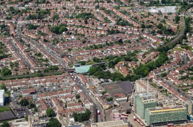 Hounslow East 'in Londra bölgesindeki Piccadilly Hattı metro istasyonu ve Hounslow Otobüs İstasyonu görüntünün tam ortasında. Güneşli yaz günü.