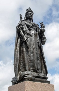 Kraliçe Victoria 'nın tam boy heykeli, devlet cübbesi giyiyor ve bir küre ve asa taşıyor. Henry Price tarafından 1904 'te yapıldı ve Berkshire' daki Sandhurst Askeri Akademisi 'nde sergilendi..