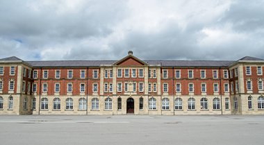 Berkshire, Sandhurst 'taki Kraliyet Askeri Akademisi' ndeki Viktorya dönemi Yeni Kolej Binaları 'nın E bloğu. Subaylar burada İngiliz ordusu için eğitildiler..