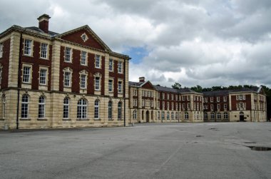 İngiliz Ordusu subaylarının eğitim gördüğü Sandhurst 'taki Kraliyet Askeri Akademisi' nin Viktorya dönemi yeni kolej binalarının kanadı..