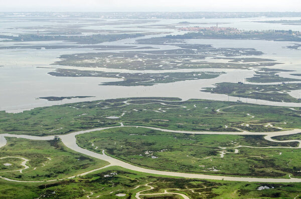 Высокий вид на северную часть Венецианской лагуны. Слева остров Торчелло, справа Бурано.
.  